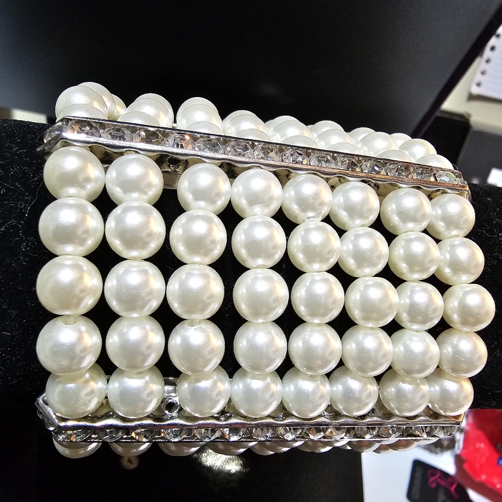 Costume cuff jewelry pearl bracelet